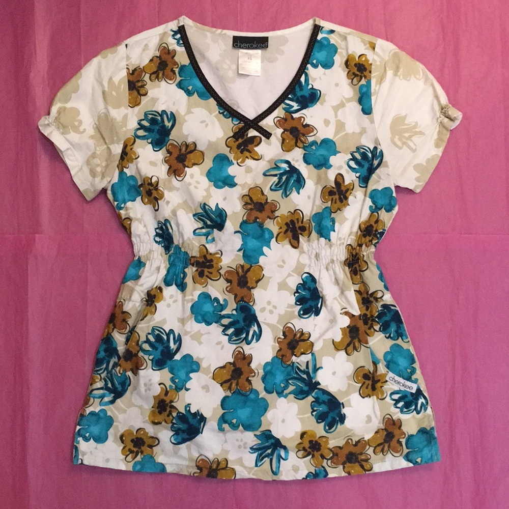 Cherokee Floral Painted Scrub Top Size X-Small